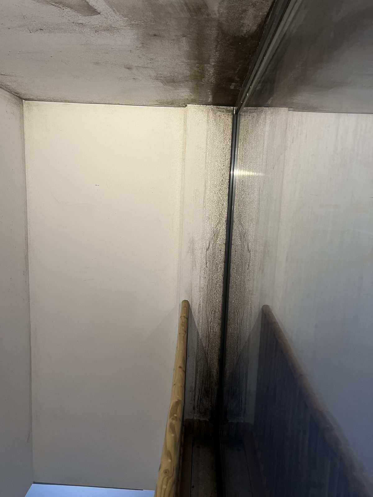 Teto afetado na caixa de escadas